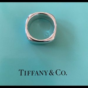 TIFFANY & CO. BOLD, ELEGANT, STER. SILVER RING M/F